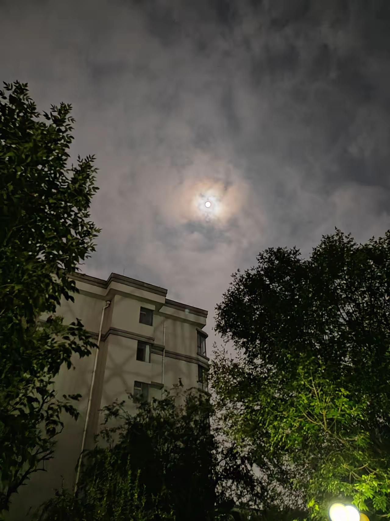 人生无常啊？
珍惜眼前人吧！真得不知道明天和意外哪一个先来，有人说人生不能太圆满