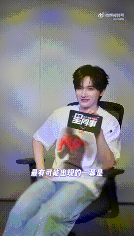 师兄触发余宇涵底层代码 舞台独处的余宇涵手足无措，只能靠打招呼缓解尴尬，碰巧师兄