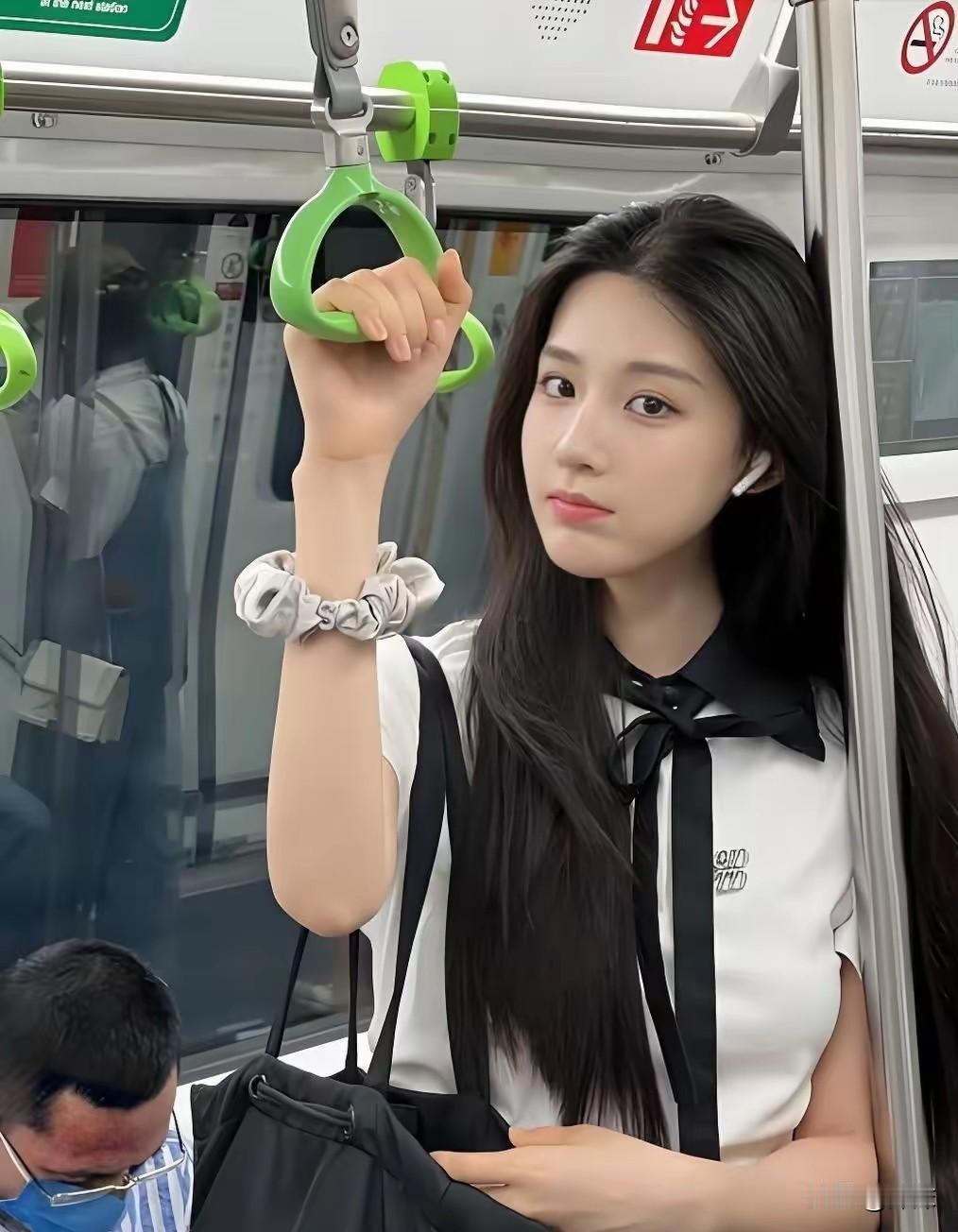 年轻女子搭乘地铁的时候察觉到手机被盗，便靠着尚在连接状态的蓝牙喊出了“齐天大圣”
