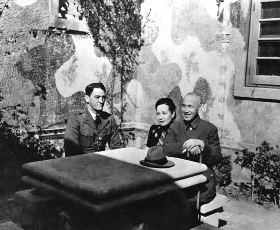 下图是陈纳德与蒋介石、宋美龄的一张合影，照片中的陈纳德正襟危坐，脸上表情非常严肃