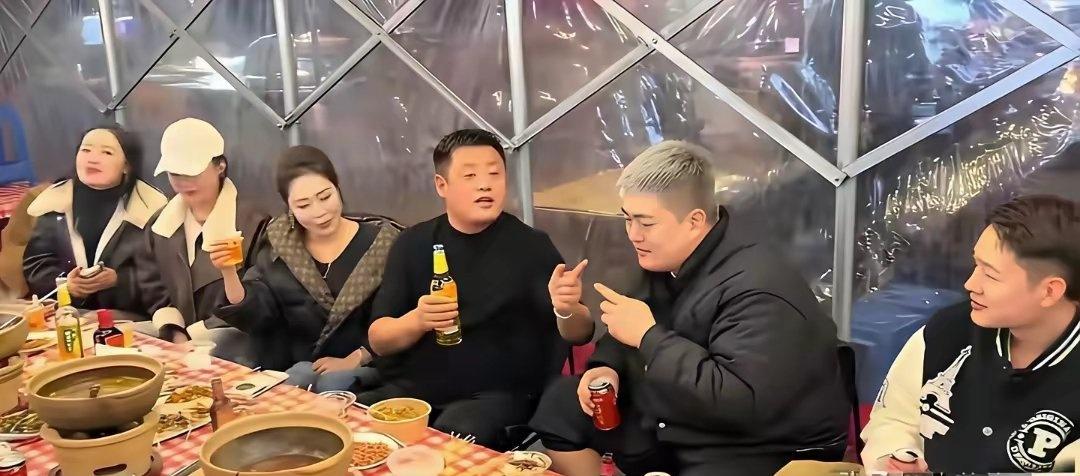 这位黄头发是谁？不给面子啊！
别人拿酒，他拿饮料[允悲] ​​​