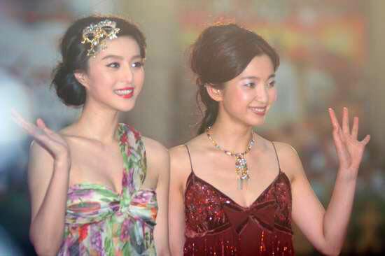 两位“冰冰”走红毯2005年，第十一届电影华表颁奖典礼上，范冰冰与李冰冰携手踏上