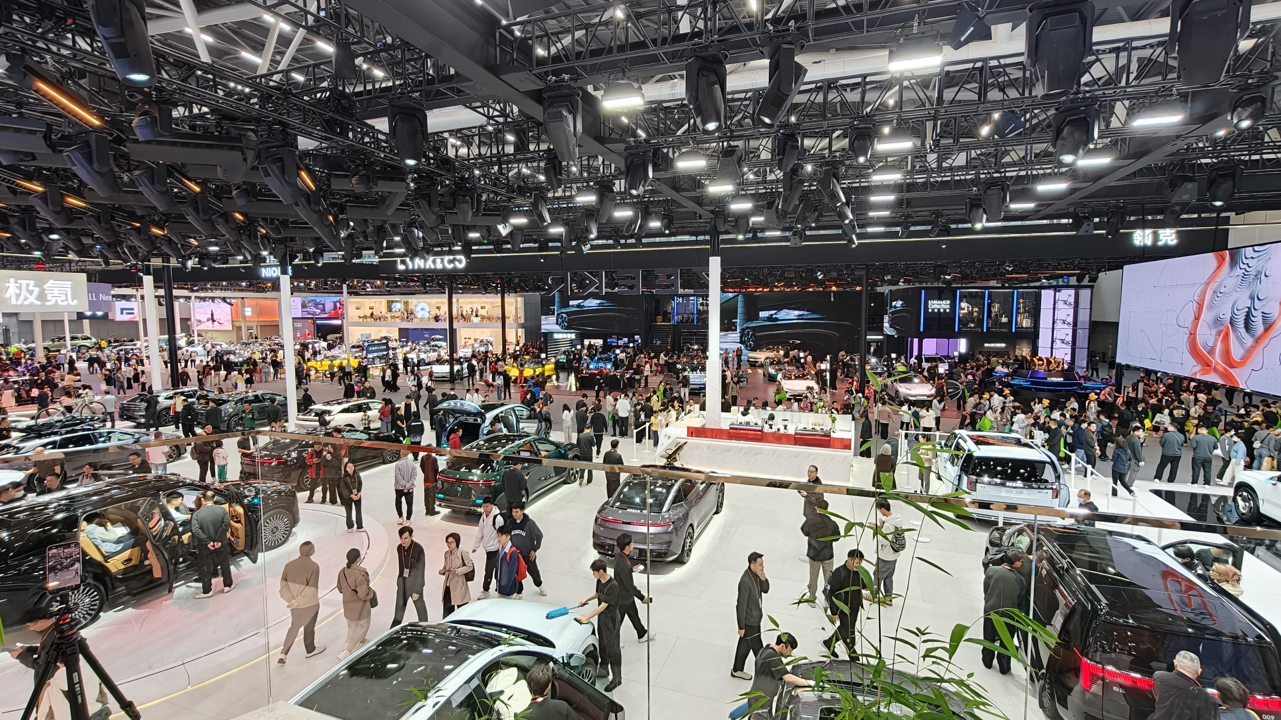 2025广州车展 已经接近尾声了，周末突然人多起来了！各个展台今天也是哪哪都是人