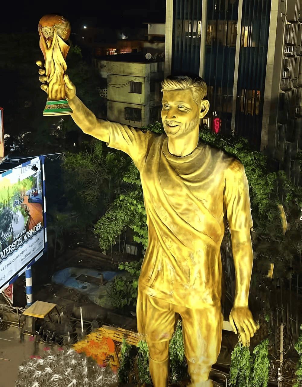 这是梅西雕像？！猛一看还有点像罗哥梅西