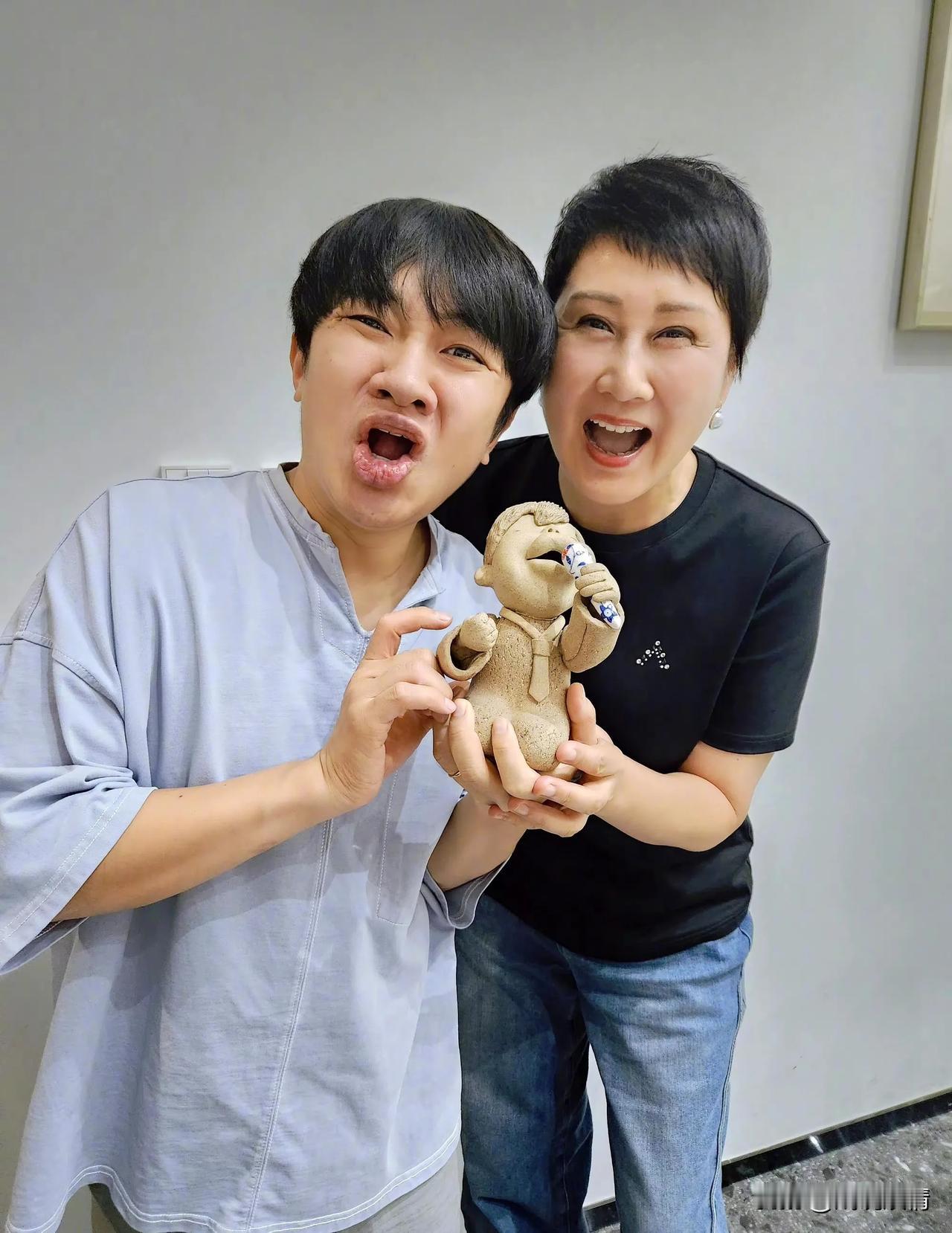 王祖蓝张凯丽搞笑合影！
5月23日，张凯丽晒出一张与王祖蓝的合影，才知道原来他们
