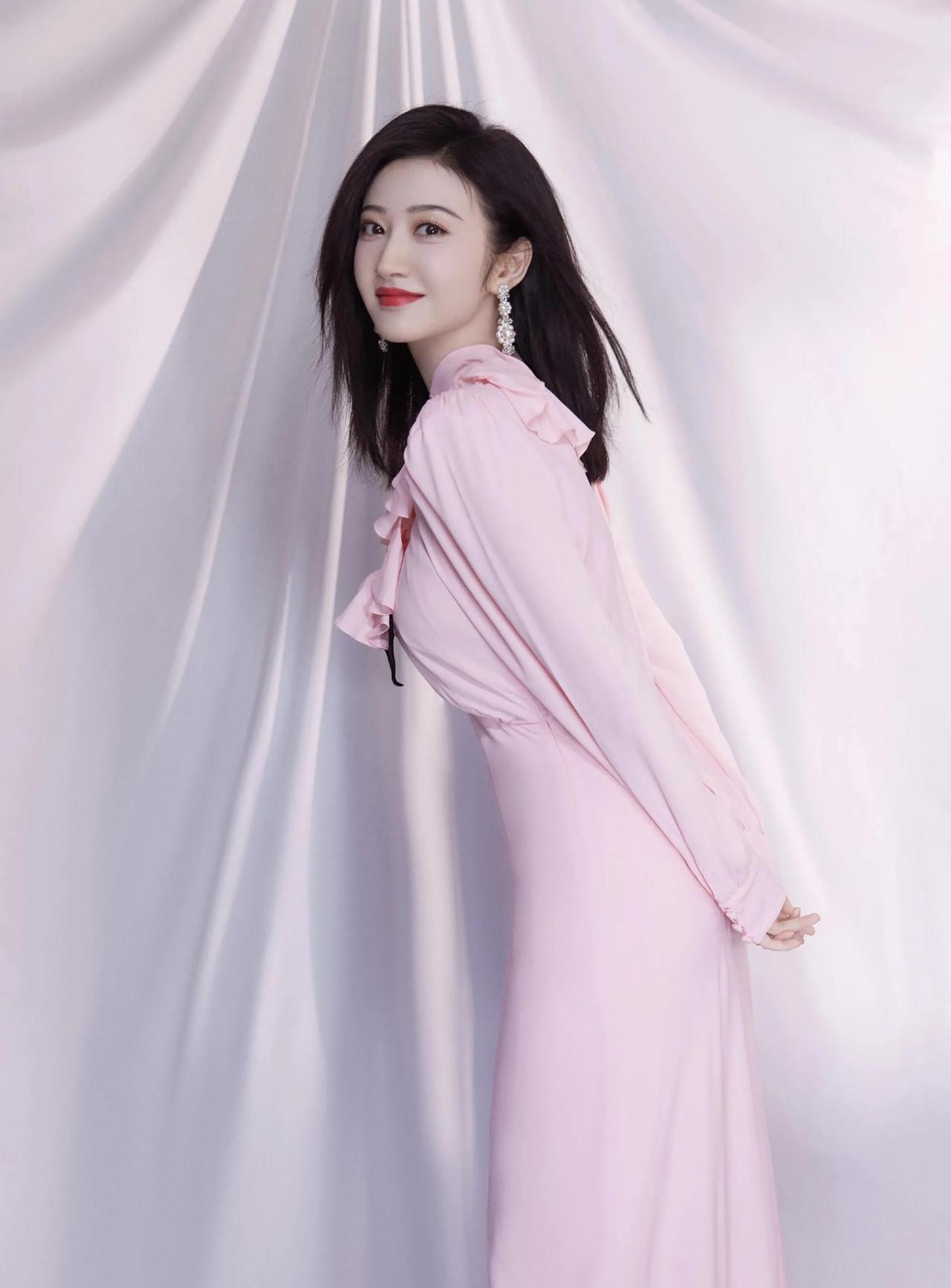 景甜不愧是“人间富贵花”，穿荷叶边领口的粉色长裙又甜又美，真让人心动！
肤白貌美