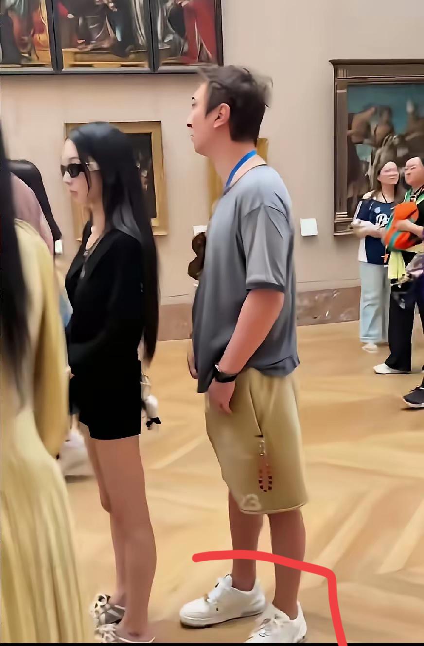 王思聪穿的鞋子是什么牌子的？