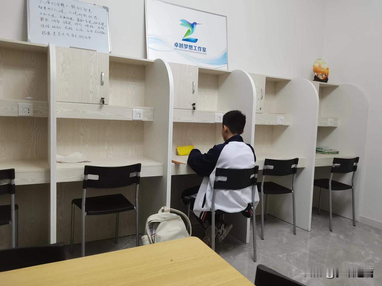 “长恨人心不如水，等闲平地起波澜。”喜欢和人比较，容易变得焦虑；越是内心敏感，越