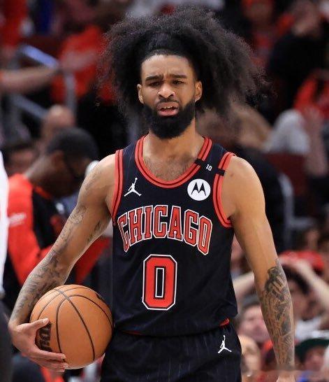 记者Evan Sidery：火箭队正成为科比·怀特潜在的一个交易目的地。如果休斯