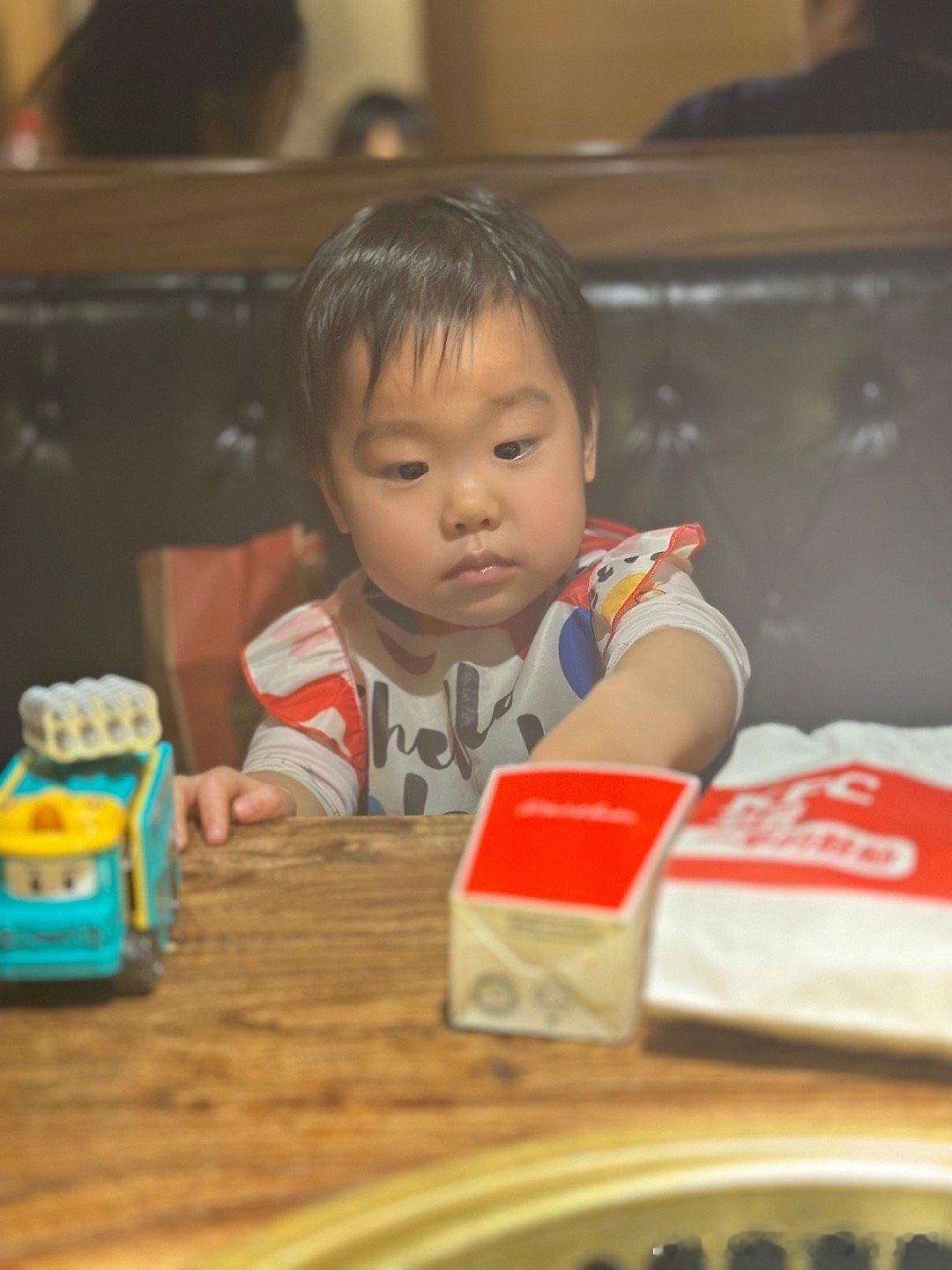 我：妈妈有几个宝贝啊？小咪：两个，我和姐姐。我：爸爸有几个宝贝啊？小咪：三个！我
