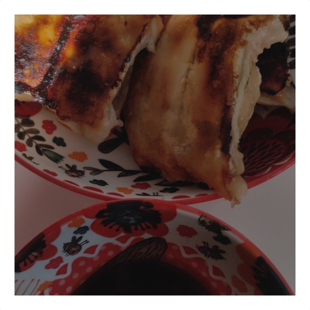 *碎碎念*冬至，吃锅贴！巴掌大的，上次煮的吃了25个，撑死。这次煎的，吃了28个