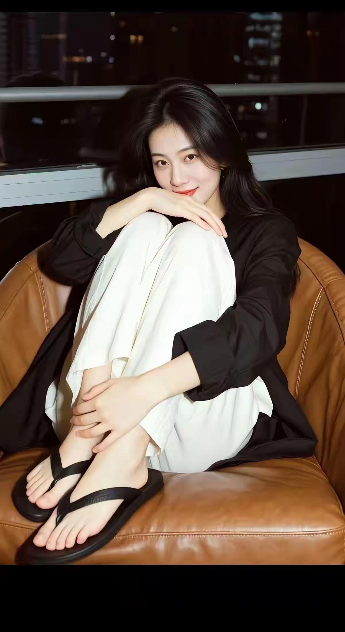 💞光影拾记｜第21期｜光影里的柔情
天，越来越短了，
和你相约，
我到的时候，