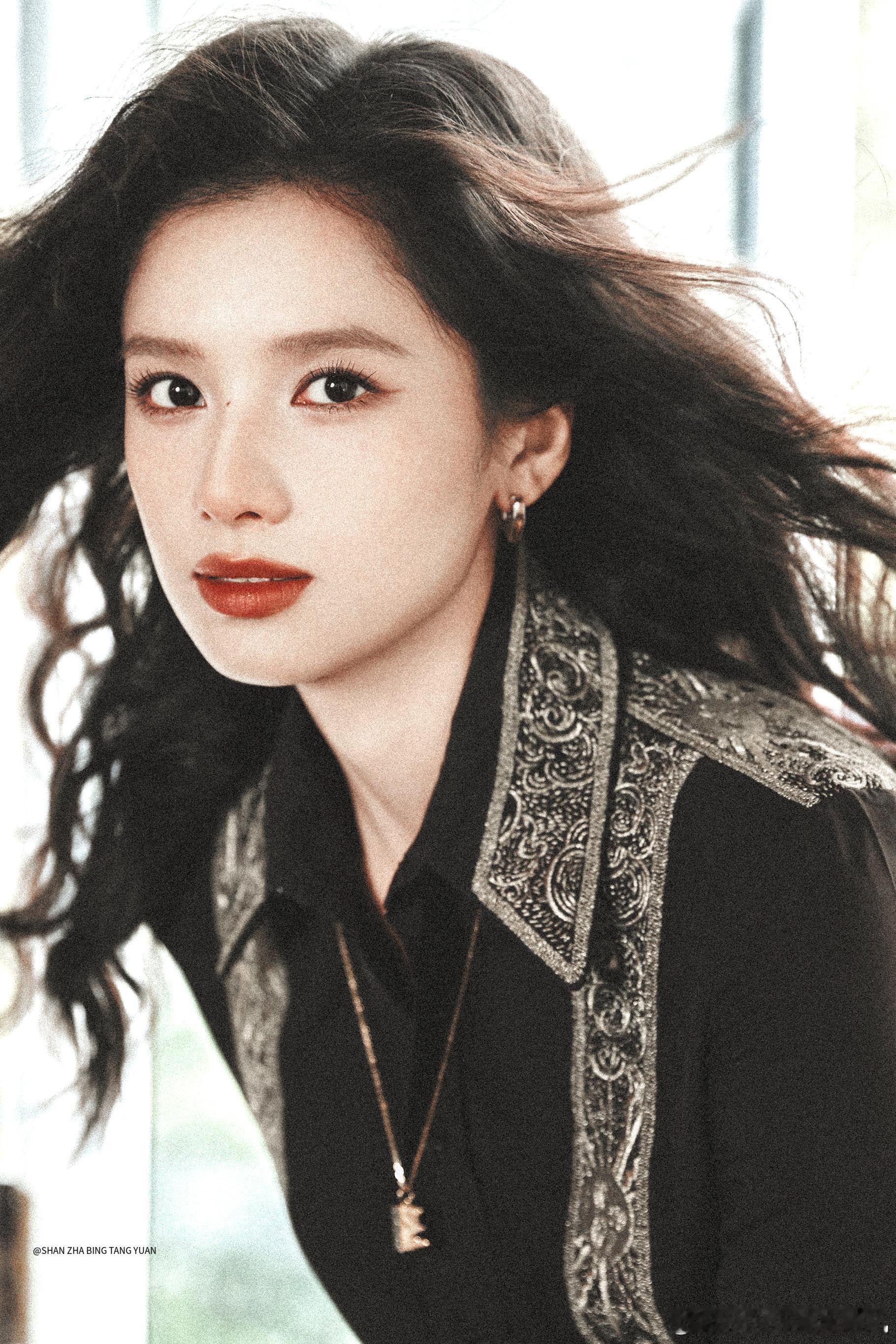 晚宴上的张婧仪 小说第几章 她穿着简约又有质感的衣服站在灯光下，肩颈线条流畅，眼