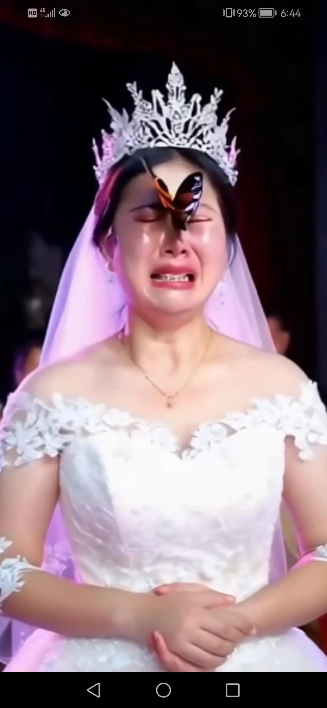 泪目！
女子结婚当天，一只蝴蝶不偏不倚落在她脸上，她瞬间哭着认定是去世的
奶奶来