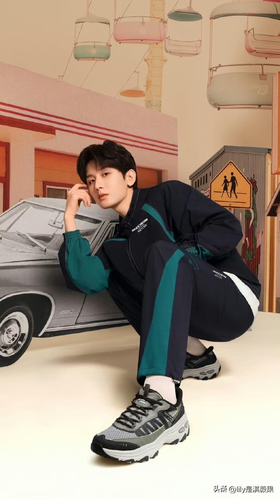 光看这些图谁能猜到成毅已经三十多岁了啊！

运动服一穿，往那儿一坐，眼神干净又清