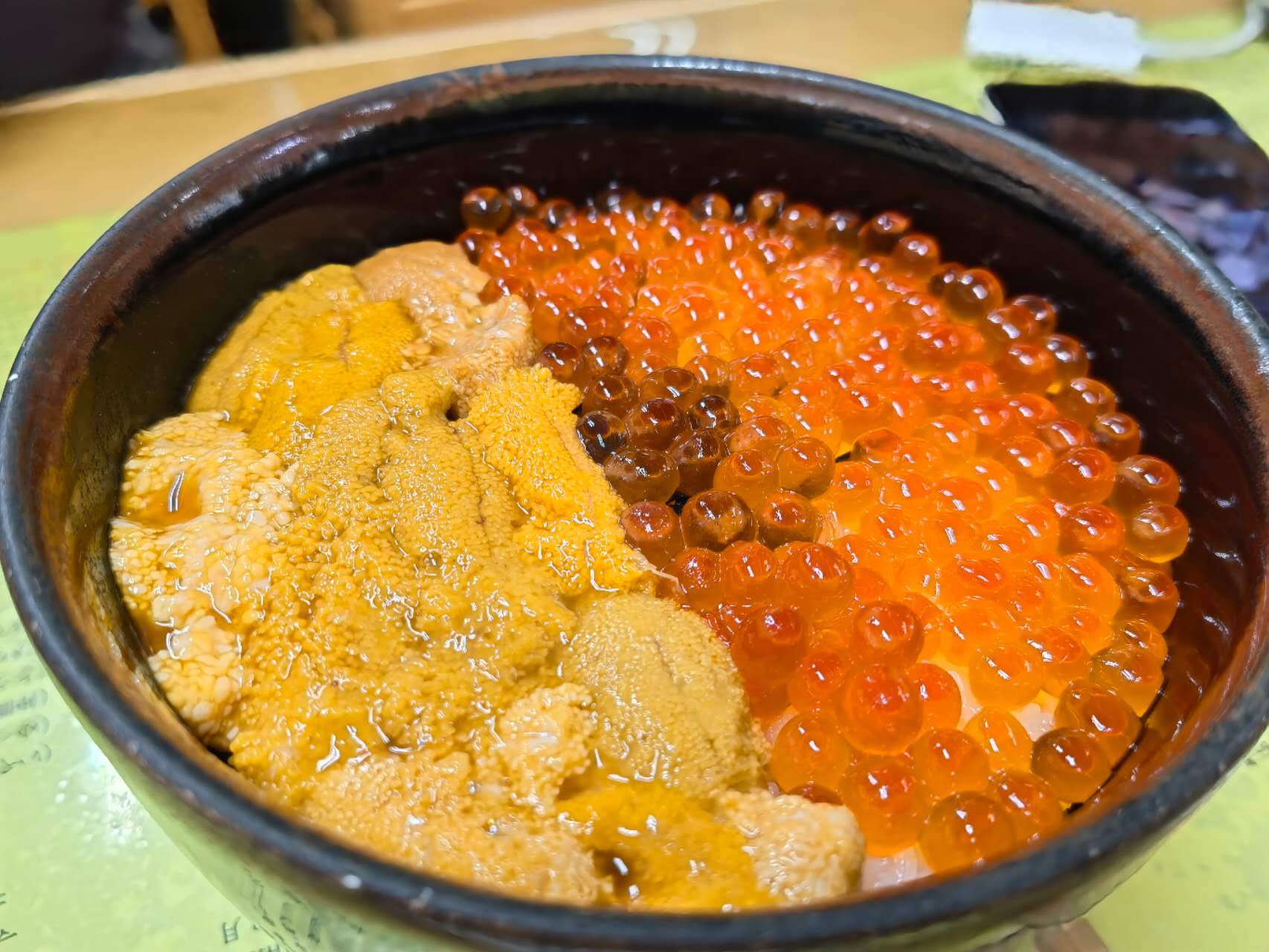 朋友们，朋友们函馆海鲜自由啊！这两碗品质很好的海鲜盖饭，加一起 RMB 286，