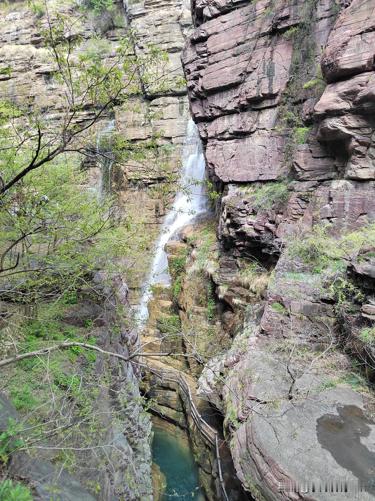 退休金每天400元，这也太高了嘛！
你掰着指头算一算，每天收入400元，十天就是