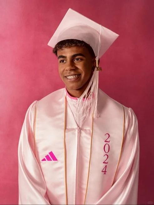 🎓亚马尔的毕业写真，比外脚背传球还骚