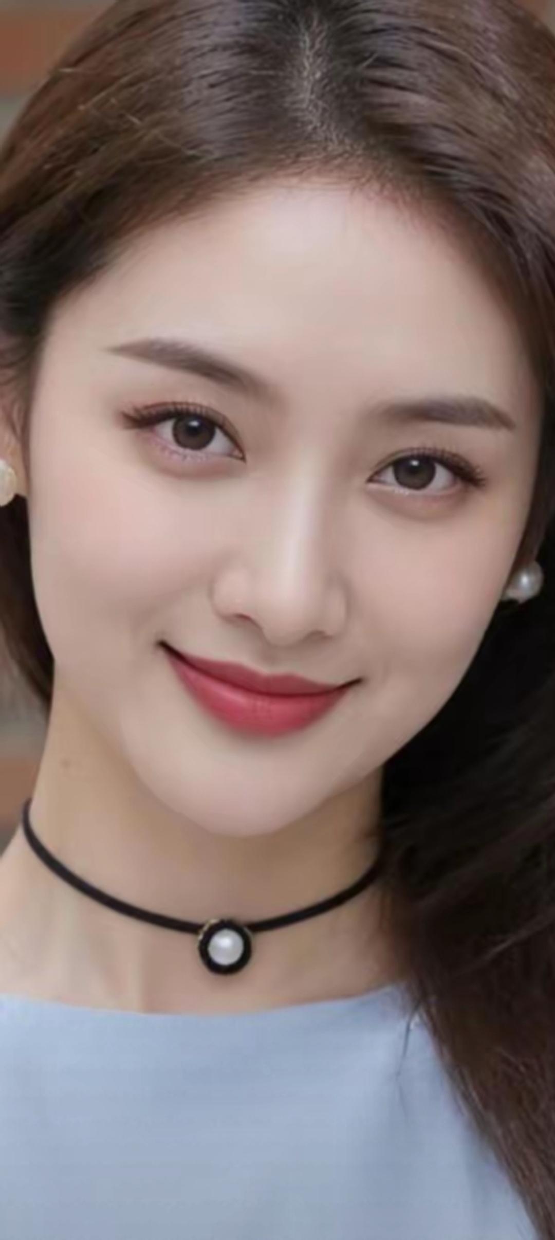 甜美笑容，珍珠耳环，优雅气质，轻松自然。