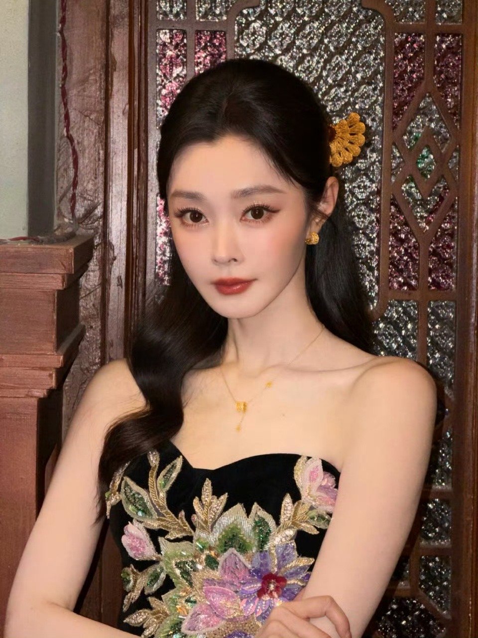 宋轶新中式美成啥样了 新中式穿搭的天选之人！半扎发衬得眉眼温柔，端庄又雅致，这才