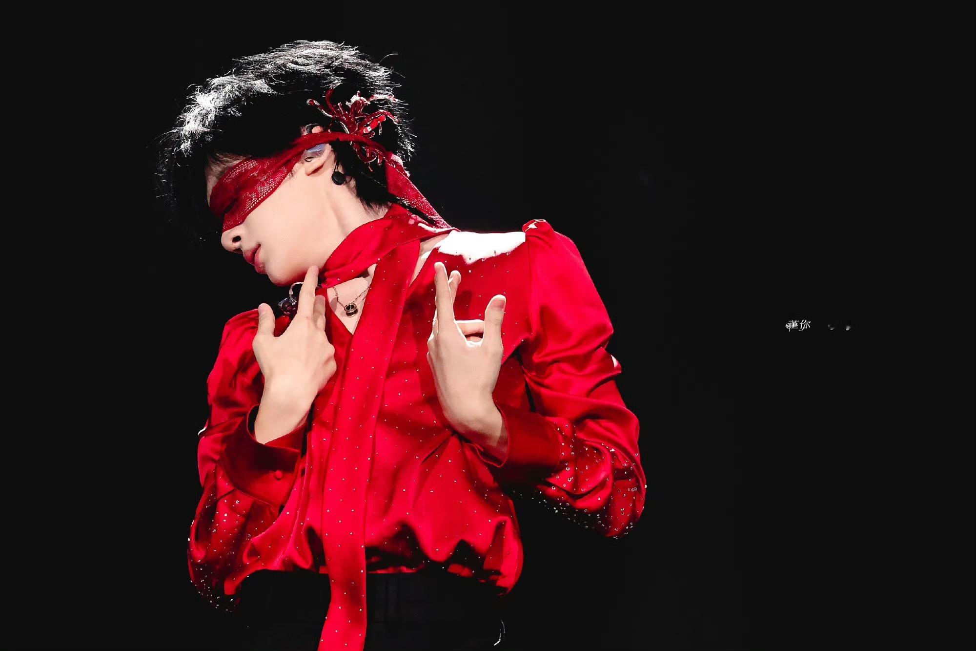 余宇涵演唱会现场空降超话双向奔赴的爱让人心软软[抱一抱]余宇涵值得更多人爱他，幸