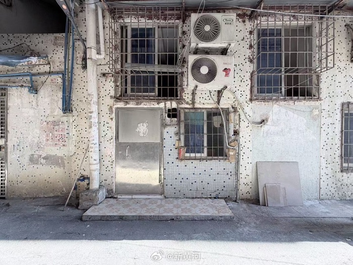 【#梅姨曾住地现状#：大门紧闭，窗户被铁丝网遮住】#梅姨曾住地引不少人打卡直播#