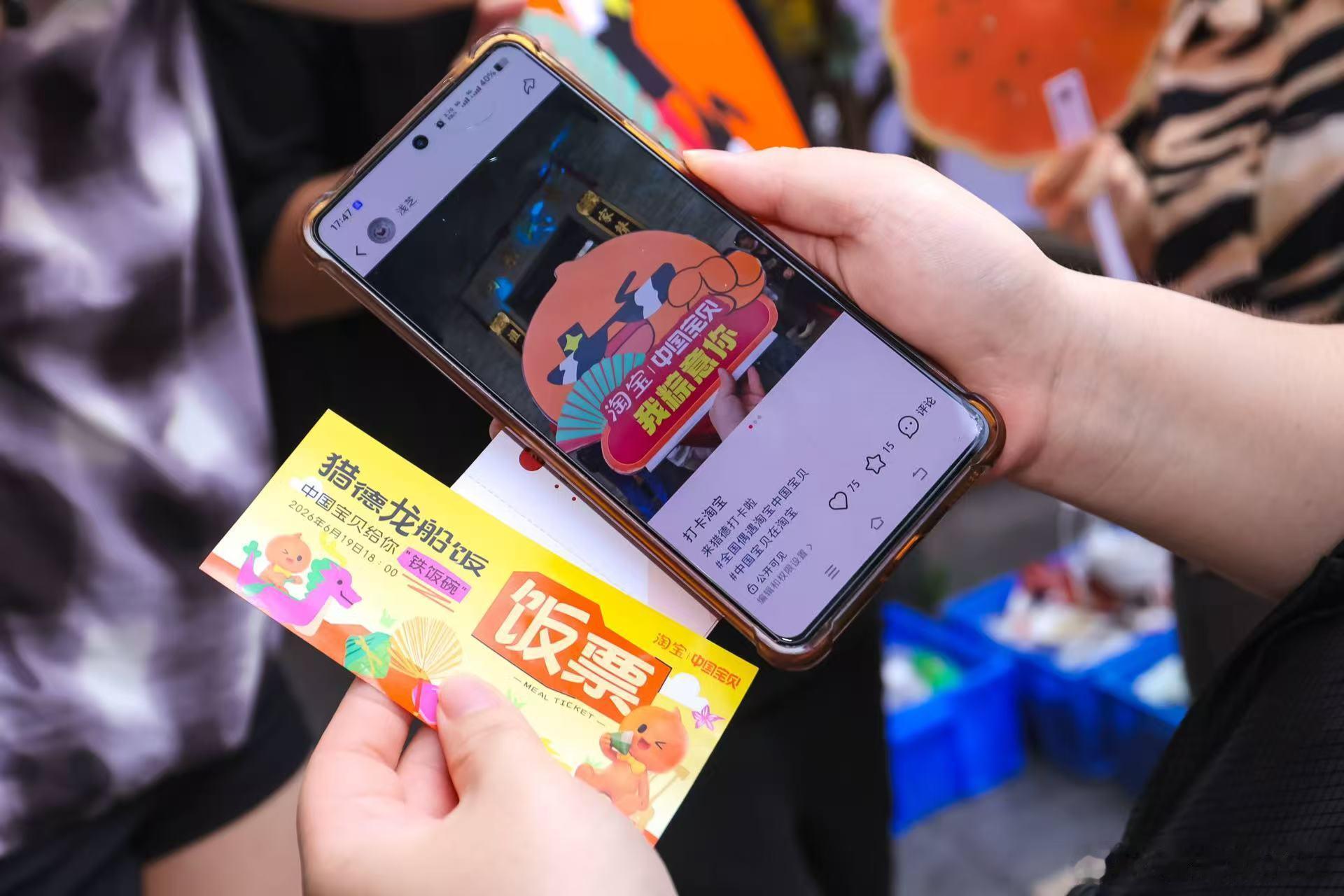 在广州吃龙船饭被宠成小宝贝了老铁们谁懂啊，在广州猎德看龙舟比赛，在中国宝贝摊位竟