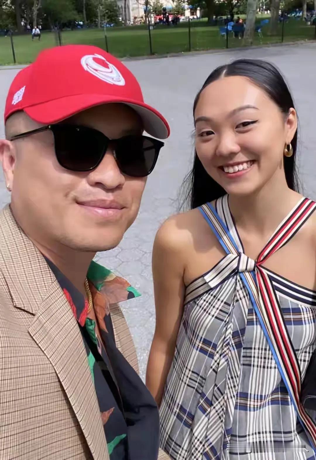 利智的大女儿笑靥如花，看得出来她国外日子过得还不错。她长得挺有辨识度的，和妈妈利