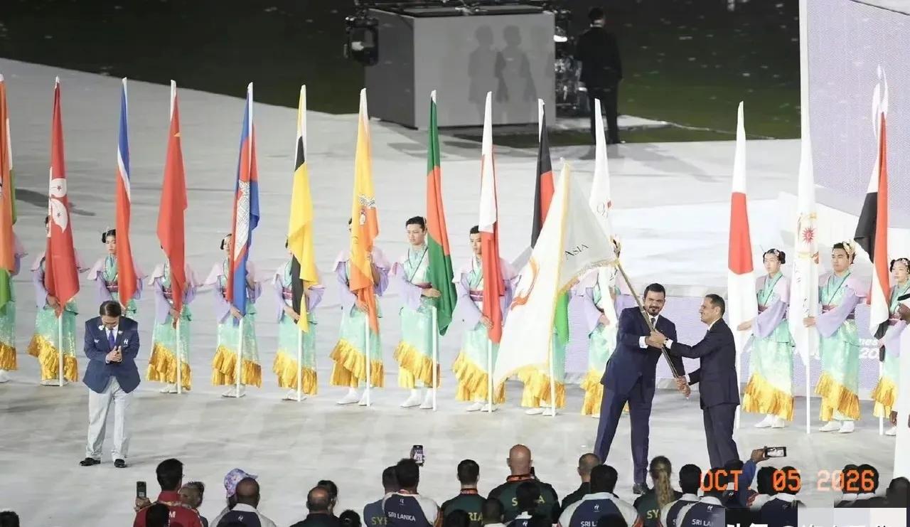 日本代表团尴尬了
 
在亚运会闭幕式交接亚奥理事会会旗后，有不少网友从转播画面里