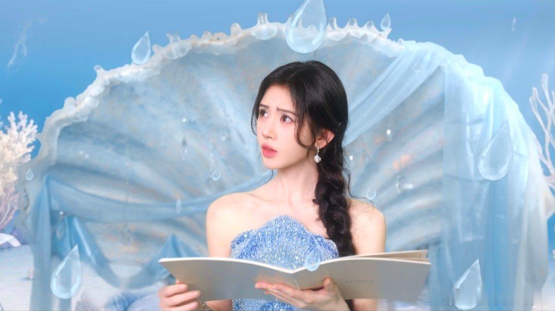 鞠婧祎的美不止一面  她把可爱揉进双丸子里，把温柔缝进蓝钻裙边，麻花辫侧梳的弧度