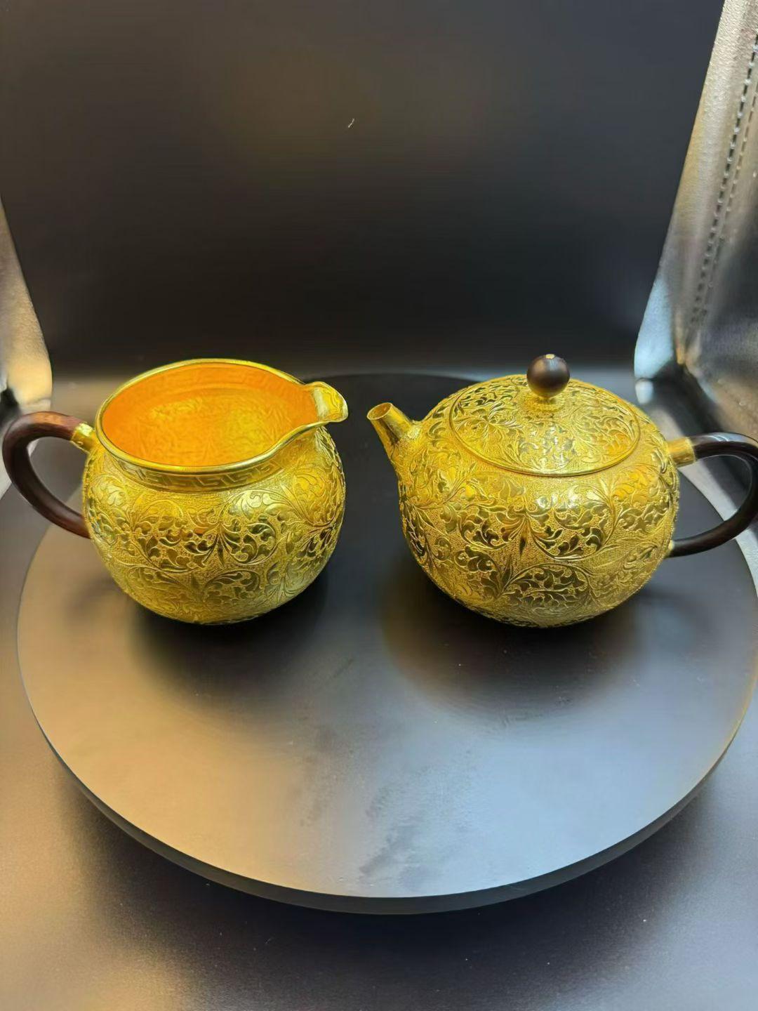 真心话茶局这把缠枝纹金壶，把千年的雅致都凝在了一壶茶里。錾刻的纹路层层铺展，在光