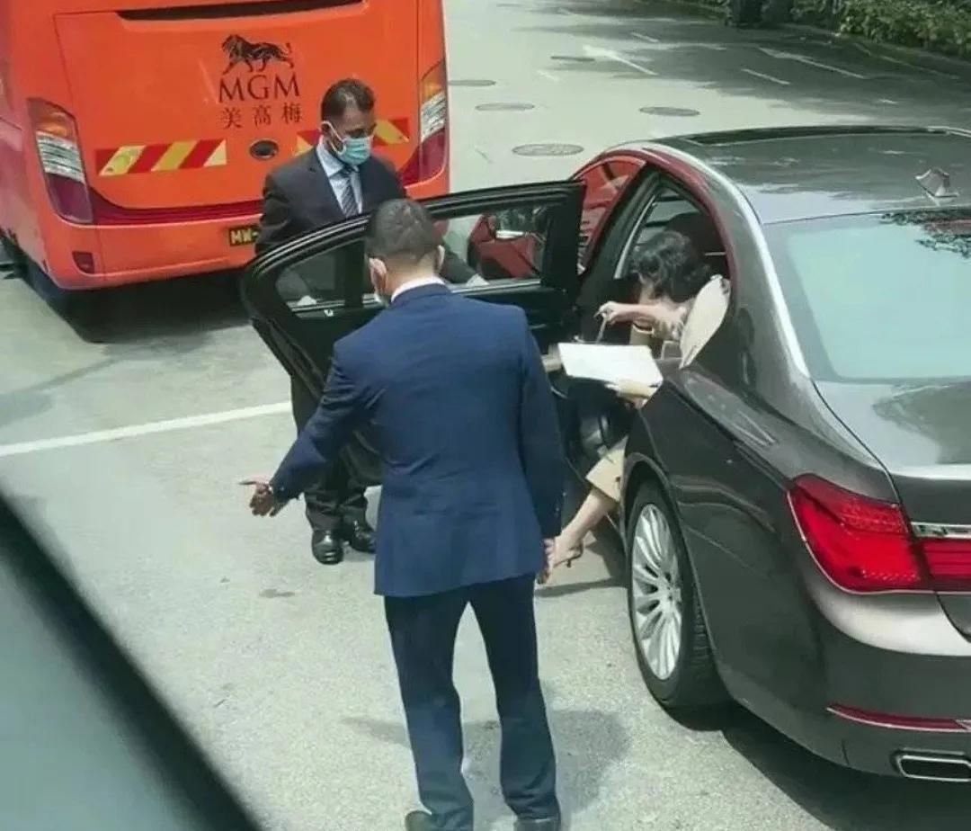 豪门千金何超琼外出照片引发热议，不少网友都夸赞说很“拉风”。
我倒觉得没什么亮点