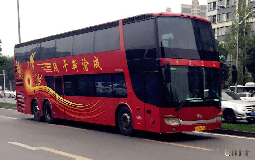 13.7米三轴豪华大客：中国公路客运的巅峰绝唱

        在中国高铁全网