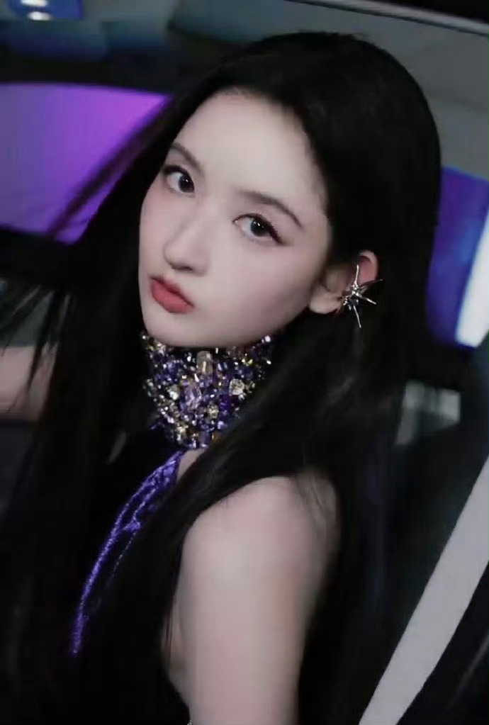 王玉雯好紫王玉雯今天又是厉害女人王玉雯这身紫色挂脖裙也太会了💜 满钻流光超有氛