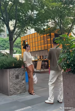 网友偶遇葛荟婕，天啊，没想到她本人这么高，这么漂亮。看来是汪峰太不懂珍惜了，这么