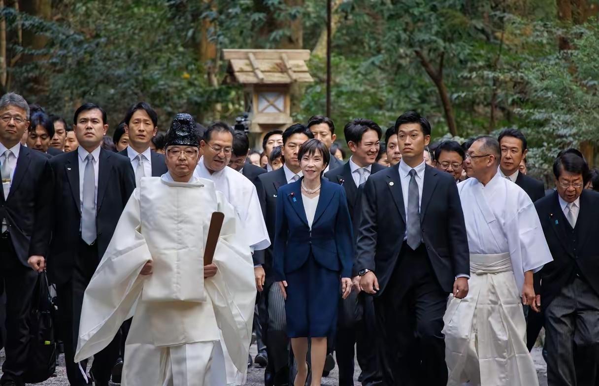 日本首相高市早苗于1月5日，带领内阁成员参拜了伊势神宫，现场气氛庄严。她在外宫内