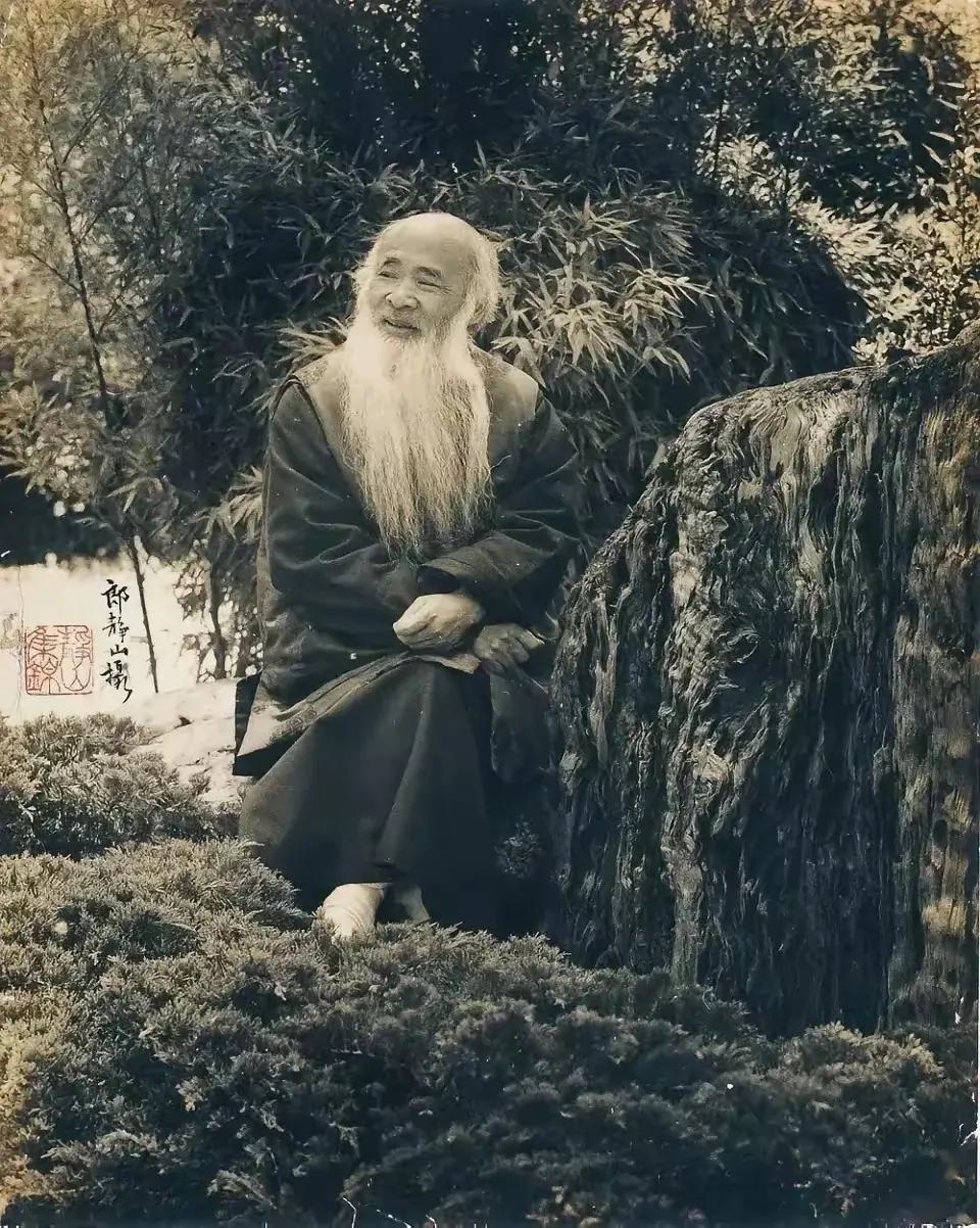 1963 年的香港，张大千面对奉命前来劝他回国的女儿，忍不住厉声斥责：“穷死饿死