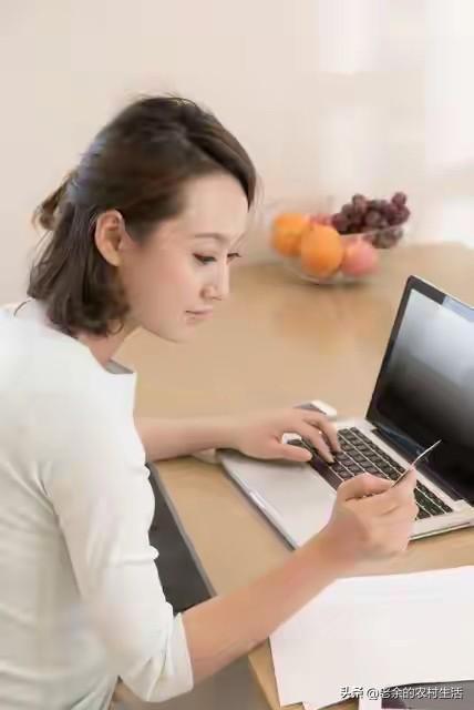 学校里面教的
都是让人真诚、善良，奉献
现实生活中呢
是这样吗
这是傻子才去干的