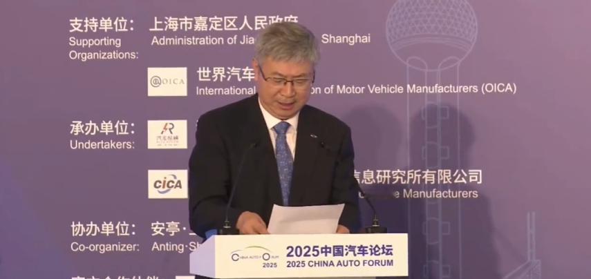 尹同跃称奇瑞打不还手骂不还口 今日，奇瑞汽车董事长尹同跃在2025中国汽车论坛上