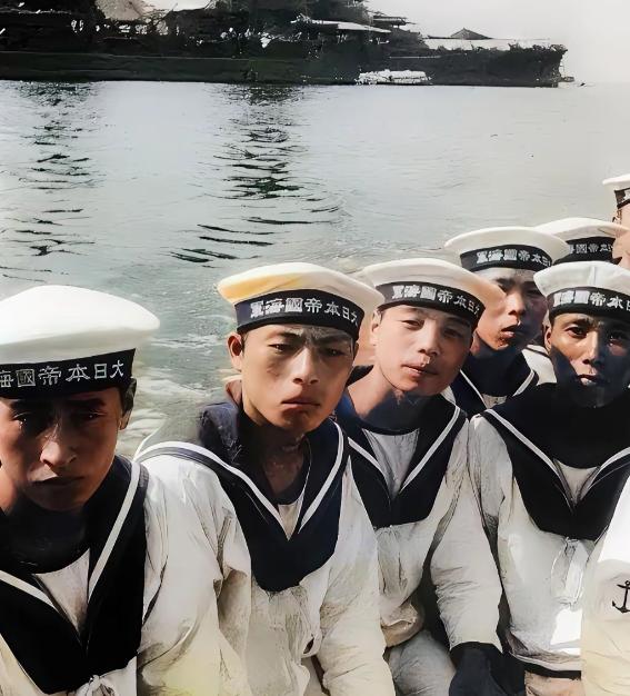 二战期间，日本的海军士兵。他们年龄不大，穿着一身白色的海军制服，帽子上写着"大日
