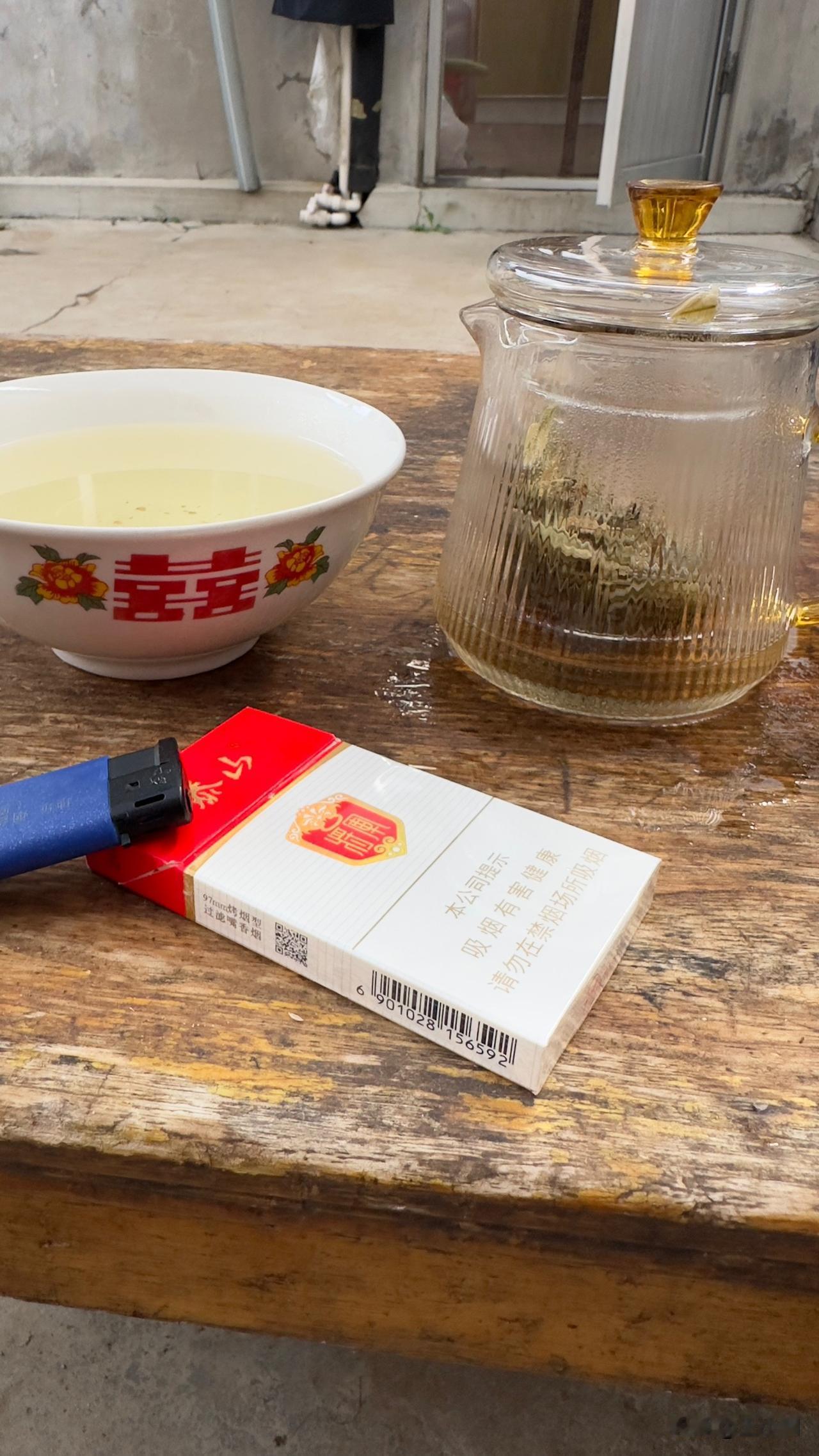 三十多度的天气，家里空调开着，在农村小院里喝大碗茶的大概就我一人了吧。媳妇说我傻