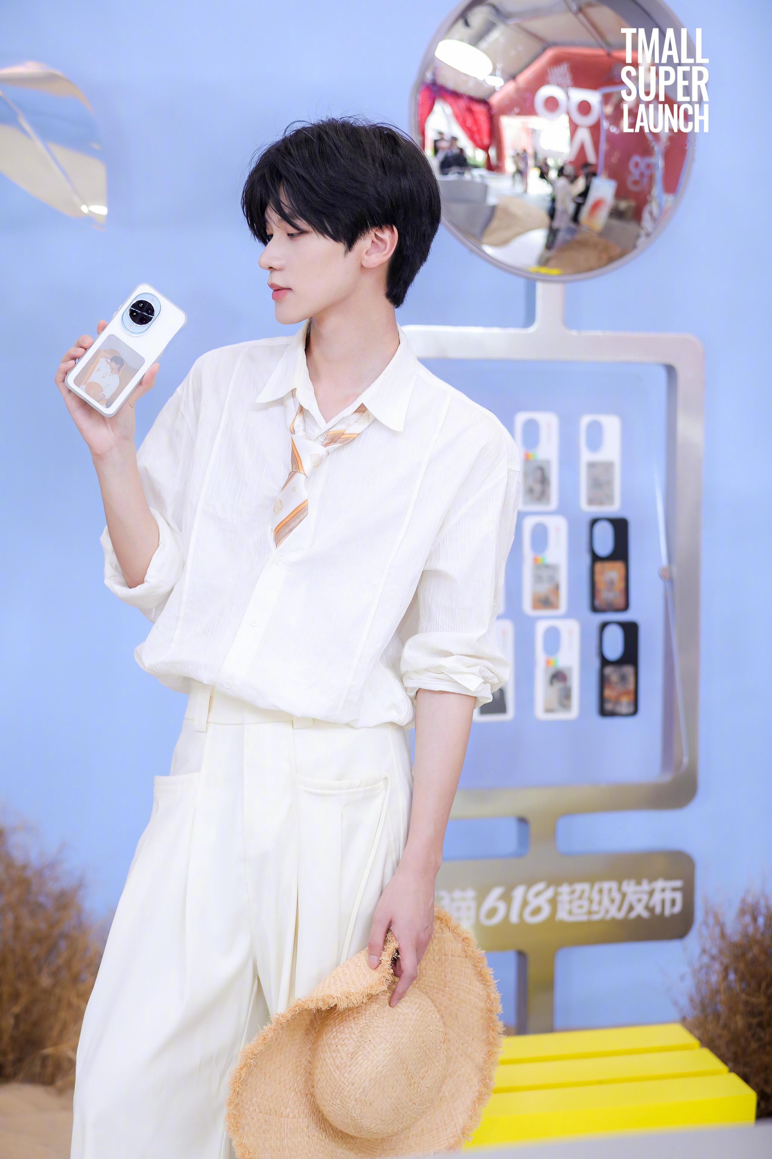 你们知道吗？华为最近出了个彩显屏手机壳，这个壳📱搭载的是NFC供电的电子墨水屏