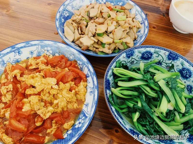 如今社会，仍有人为三餐发愁。在繁华都市的背后，隐藏着不少挣扎在温饱线的群体。比如