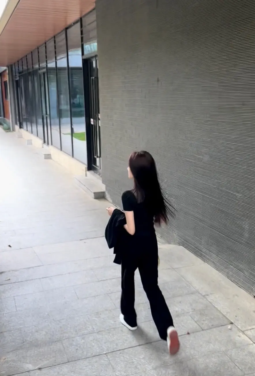 为什么要假装无欲无求，你的每一分钟我都想占有。 碎图拼接