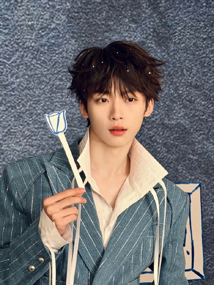 梓渝周末七宫格梓渝说周末愉快 梓渝周末七宫格，梓渝说周末愉快，依旧是音乐节的妆造