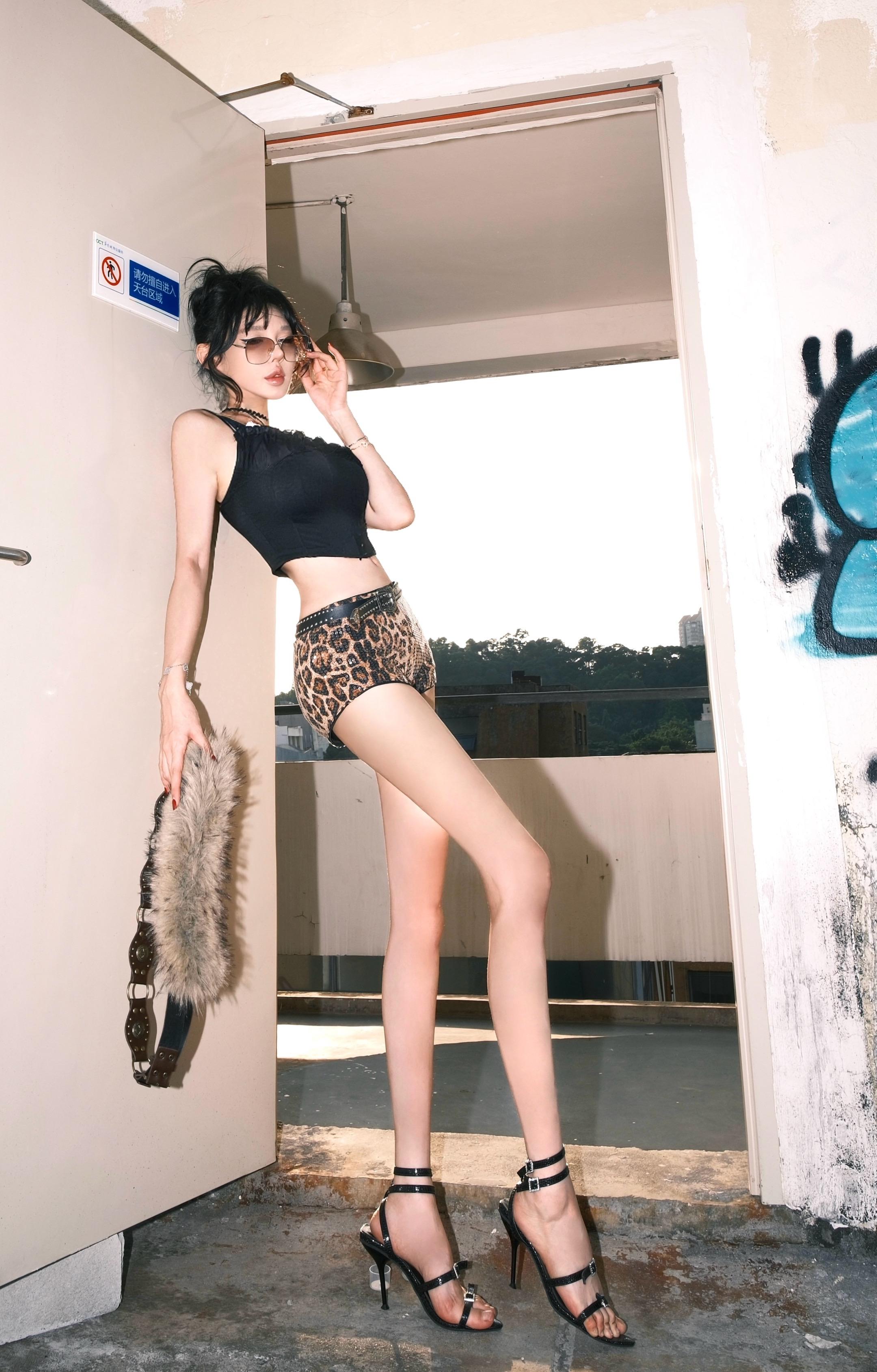 再说废话就用高跟鞋踩住你的嘴！！姐这辈子没有吃软饭的命！对自己要求严格...