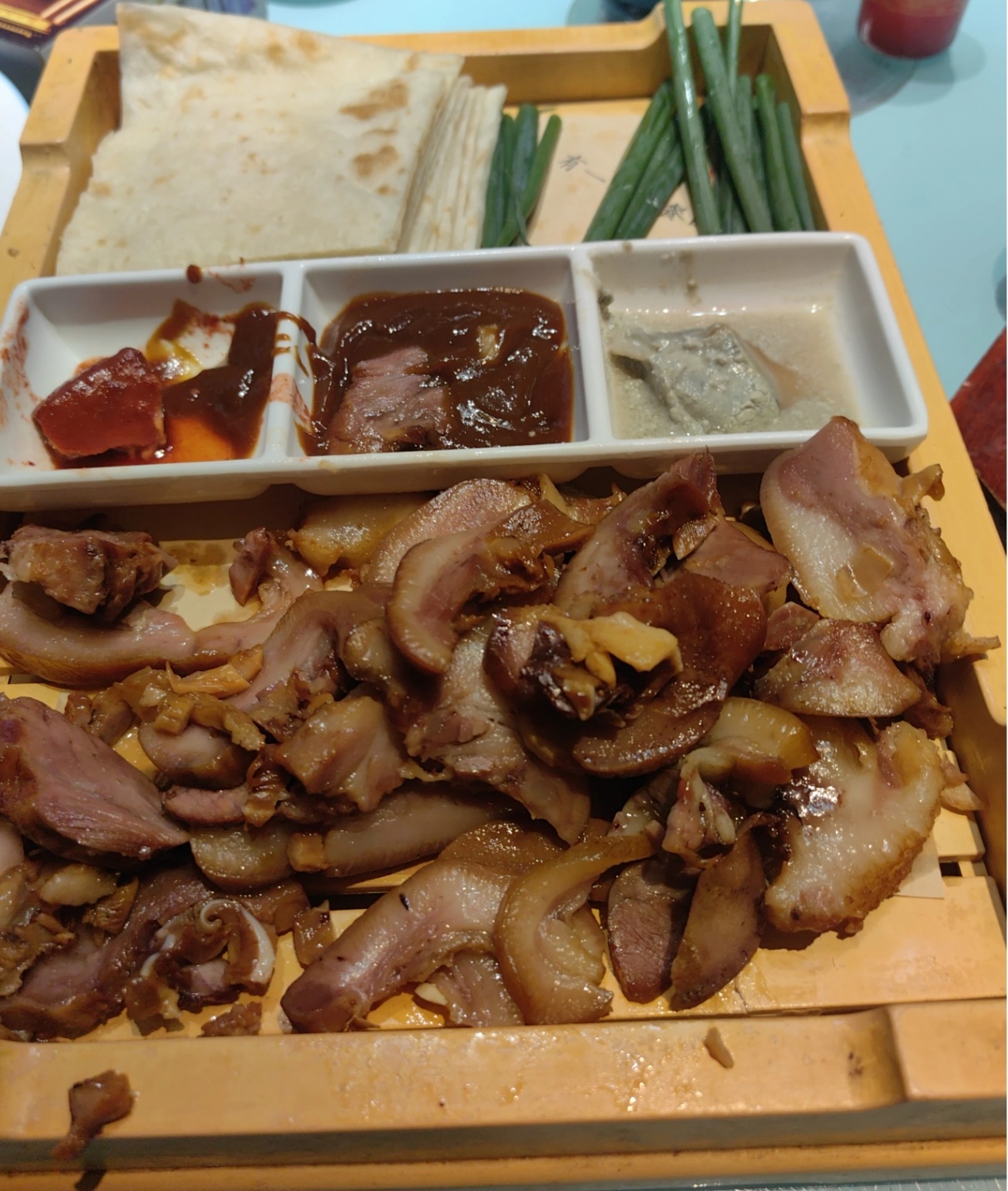 大张同学做东，6人出席，选了个离大家差不多远的饭店，以素为主，点了7菜1汤。但见