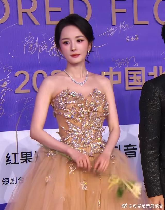 百花奖这一夜，杨紫杨幂同穿裸色长裙，一个明媚松弛一个满脸疲惫 