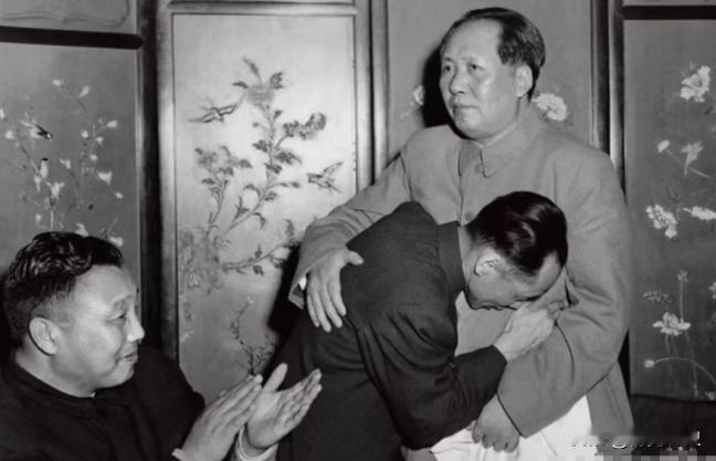 “孩子哭了找妈，大人苦了想他”！1956年抓拍了这张照片，随后被命名为《我握着主