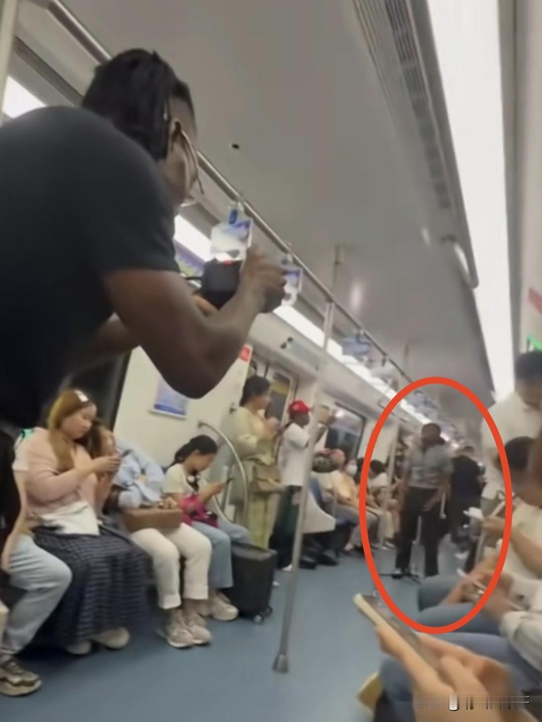 近日有网友拍到两个外国人在国内地铁车厢唱歌，其中一人还专门为其拍摄，估计是进行自
